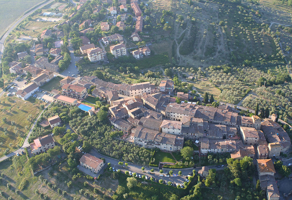 altra vista aerea del paese san donato in poggio